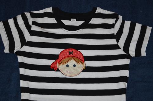 T-Shirt mit Piratenapplikation
