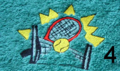 Handtuch mit einem Tennismotiv bestickt