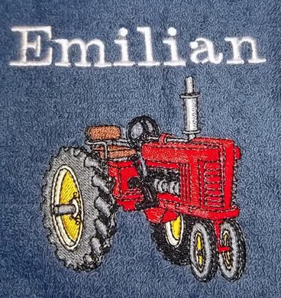 Handtuch mit einem Traktor und Namen bestickt