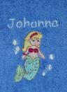 Handtuch mit einer kleinen Meerjungfrau und Namen bestickt